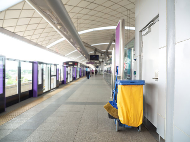 C&oacute;mo las toallas de microfibra aceleran el mantenimiento en las estaciones de tren de alta velocidad
